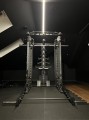 Leverage arms KRYPTON SPORT XF-405 PRO SMITH MACHINE, Wielofunkcyjny atlas treningowy z 3 wyciągami po 120 kg