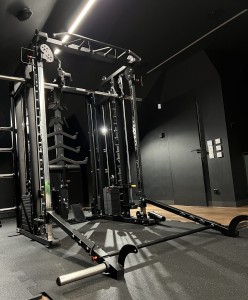 KRYPTON SPORT XF-405 PRO SMITH MACHINE, Wielofunkcyjny atlas treningowy z 3 wyciągami po 120 kg, czarny mat 